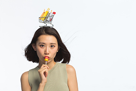 年轻女孩头顶购物车照片