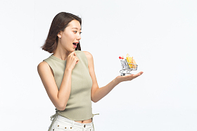 青年女人手托着购物车