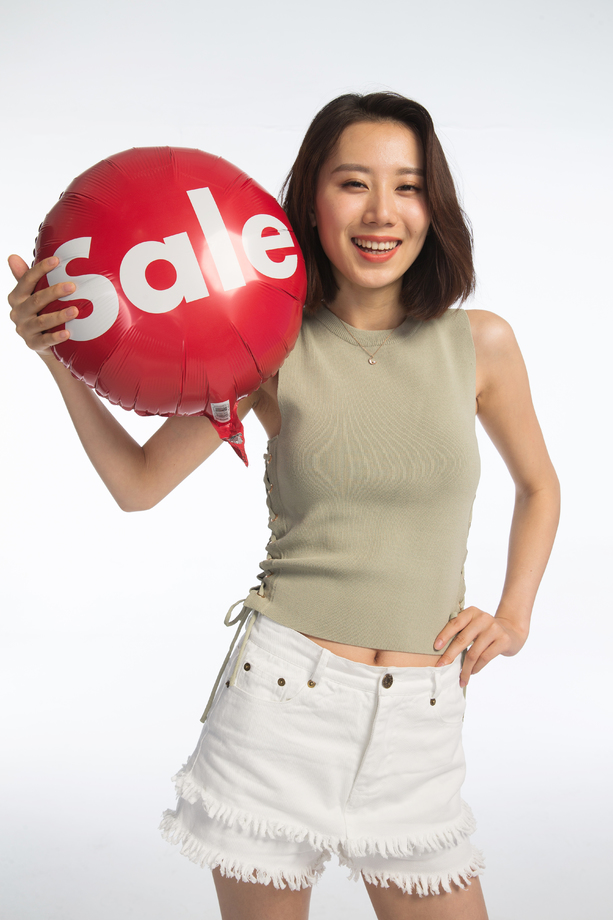 快乐的年轻女孩拿着气球照片 快乐的年轻女孩拿着气球照片