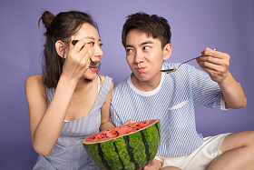 青年男女吃西瓜图片
