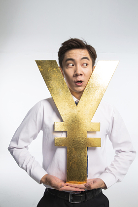 商务青年男人拿着人民币符号