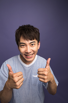 翘起大拇指的青年男人图片
