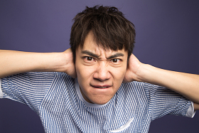 青年男人捂着耳朵图片