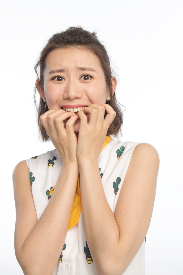 面部表情震惊的青年女人照片