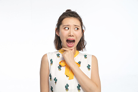 面部表情震惊的青年女人图片