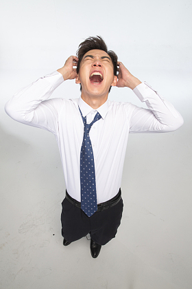 面部表情痛苦的青年男人