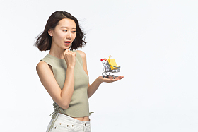 青年女人手托着购物车图片