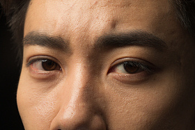 青年男人的面部特写图片