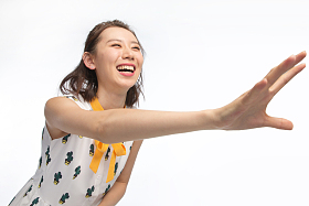 年轻女孩伸手抓