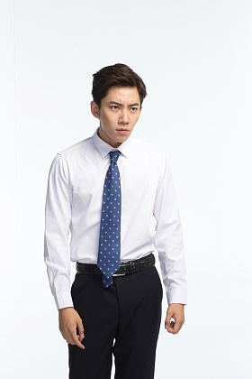 表情愤怒的商务青年男人