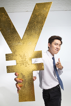 商务青年男人拿着人民币符号
