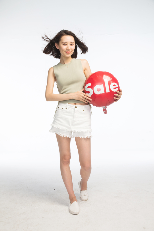 年轻女孩拿着气球 年轻女孩拿着气球