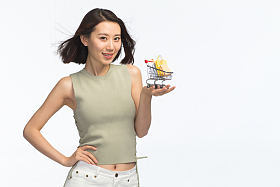 青年女人手托着购物车