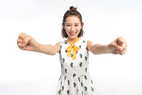 年轻女孩伸手抓照片