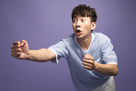 青年男人伸手