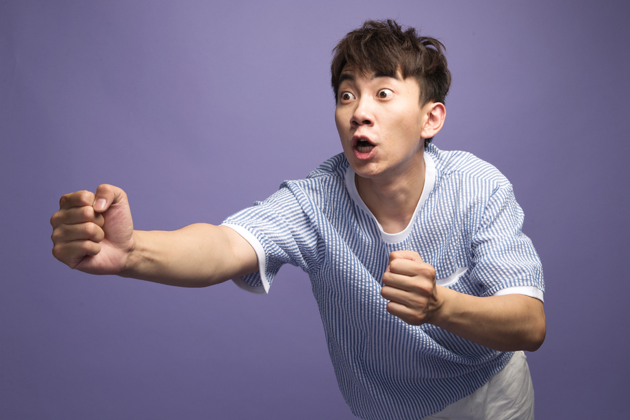 青年男人伸手