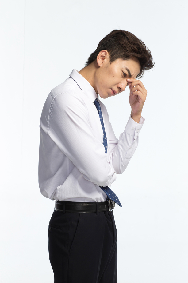 面部表情痛苦的青年男人图片