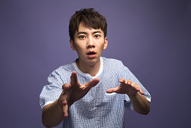 青年男人伸手图片