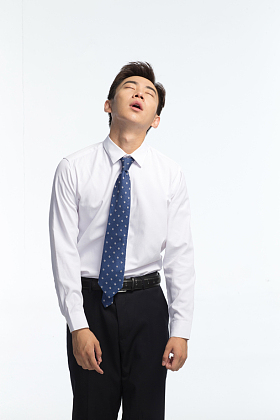 疲劳的青年男人