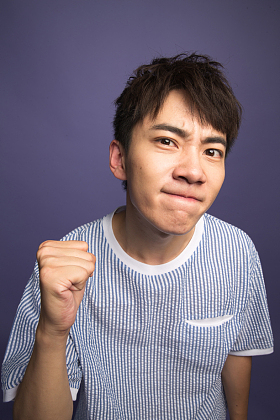 激动的青年男人照片