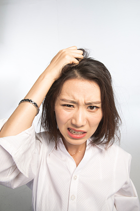 面部表情痛苦的青年女人