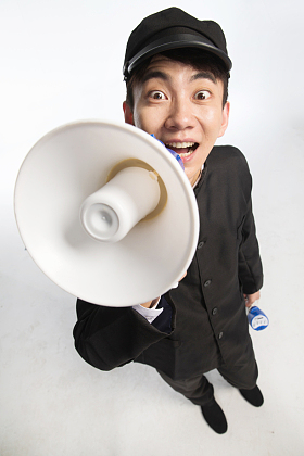 复古青年男人使用扩音器