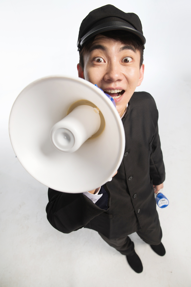 复古青年男人使用扩音器 复古青年男人使用扩音器