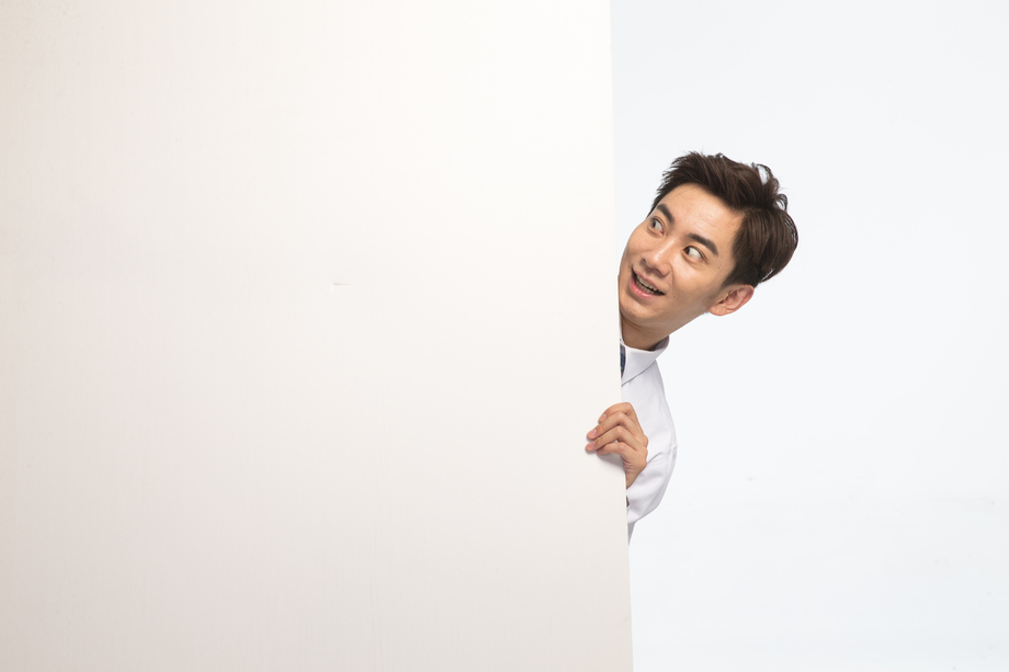 商务青年男人拿着白板