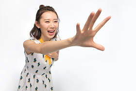 年轻女孩伸手抓