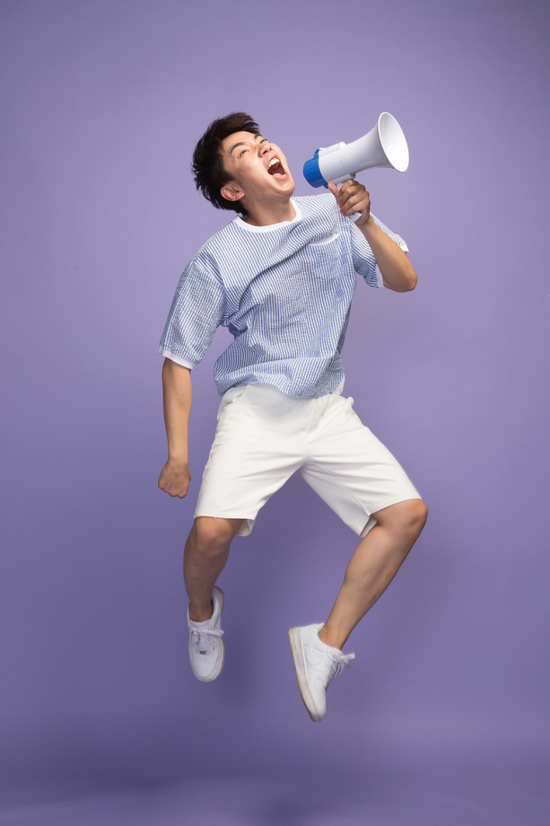 时尚青年男人拿着扩音器