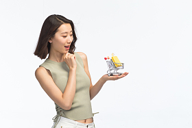 青年女人手托着购物车图片