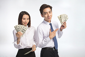 商务青年男女拿着美元