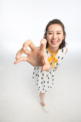 年轻女孩伸手抓