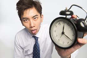 商务青年男人拿着闹钟