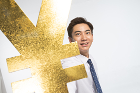 商务青年男人拿着人民币符号图片