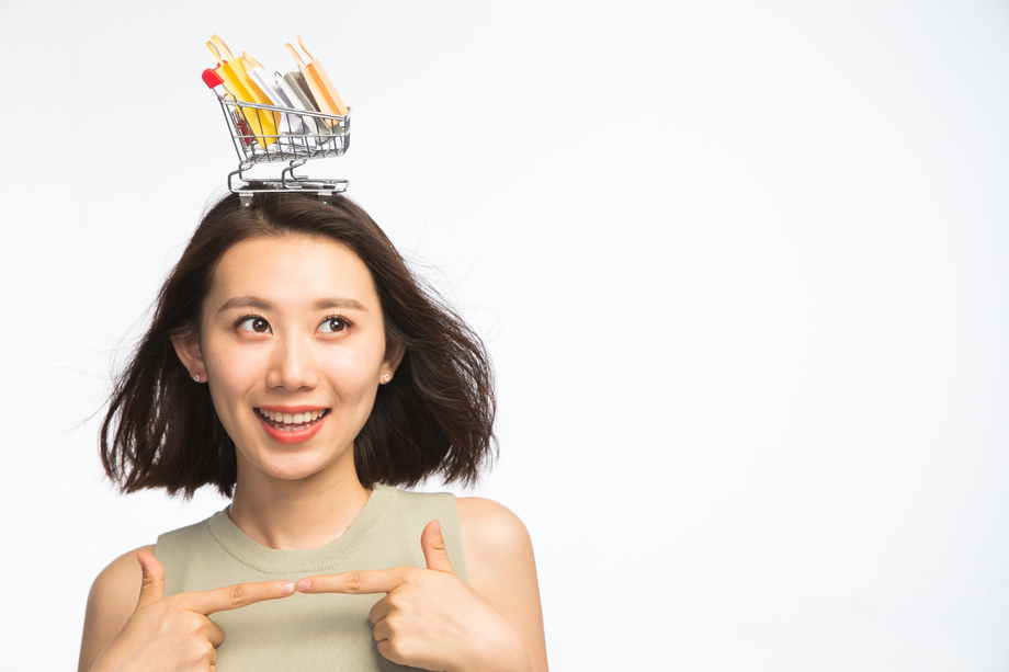 年轻女孩头顶购物车照片