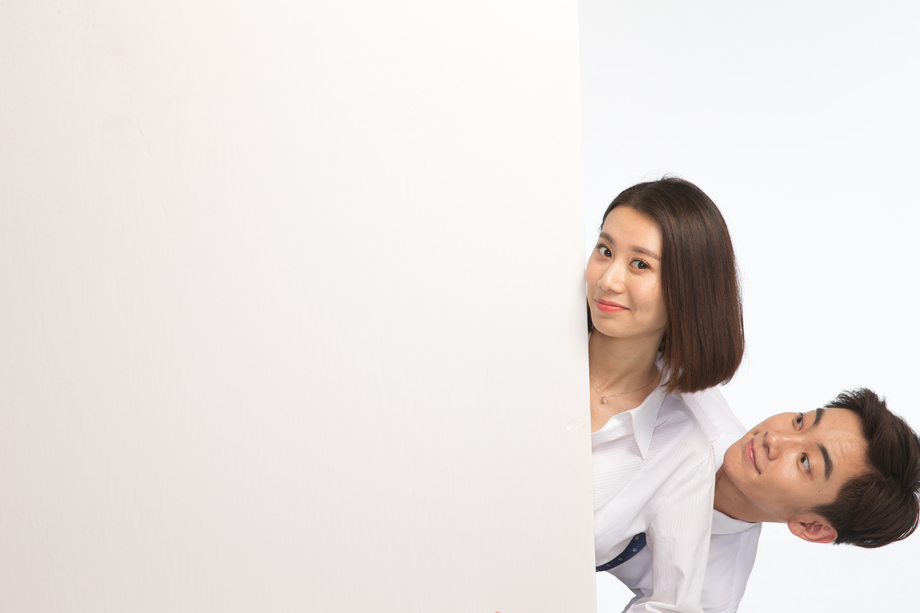 商务青年男女和白板 商务青年男女和白板