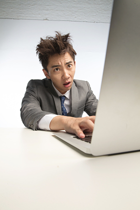 疲劳的商务青年男人