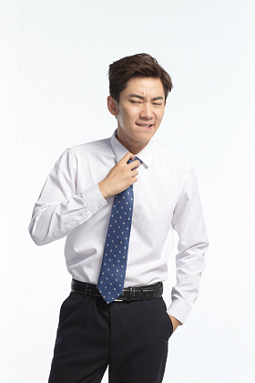 面部表情痛苦的青年男人