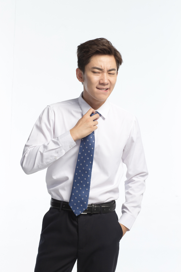 面部表情痛苦的青年男人 面部表情痛苦的青年男人