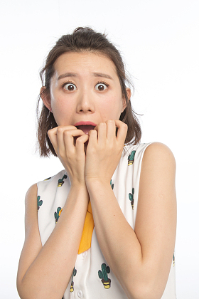 面部表情震惊的青年女人照片