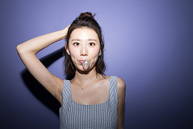 青年女人嚼口香糖