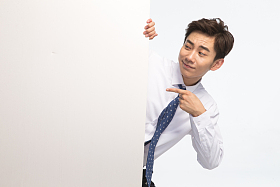 商务青年男人拿着白板