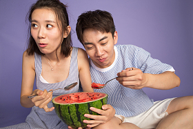 青年男女吃西瓜