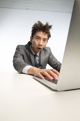 疲劳的商务青年男人