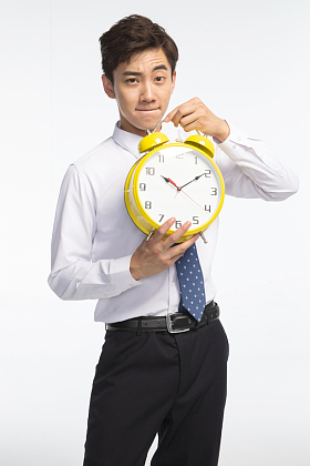 商务青年男人拿着闹钟