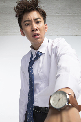 戴着腕表的商务青年男人