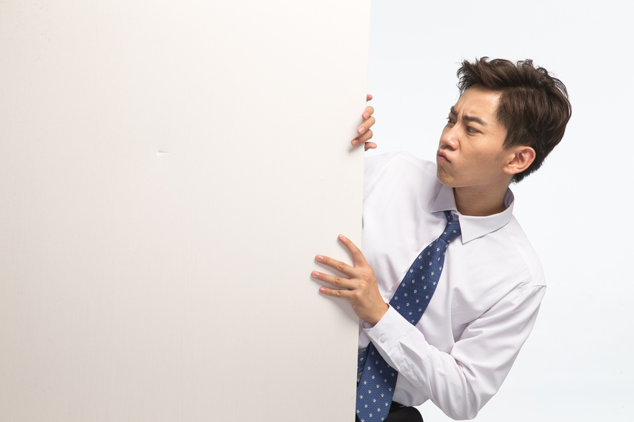 商务青年男人拿着白板 商务青年男人拿着白板