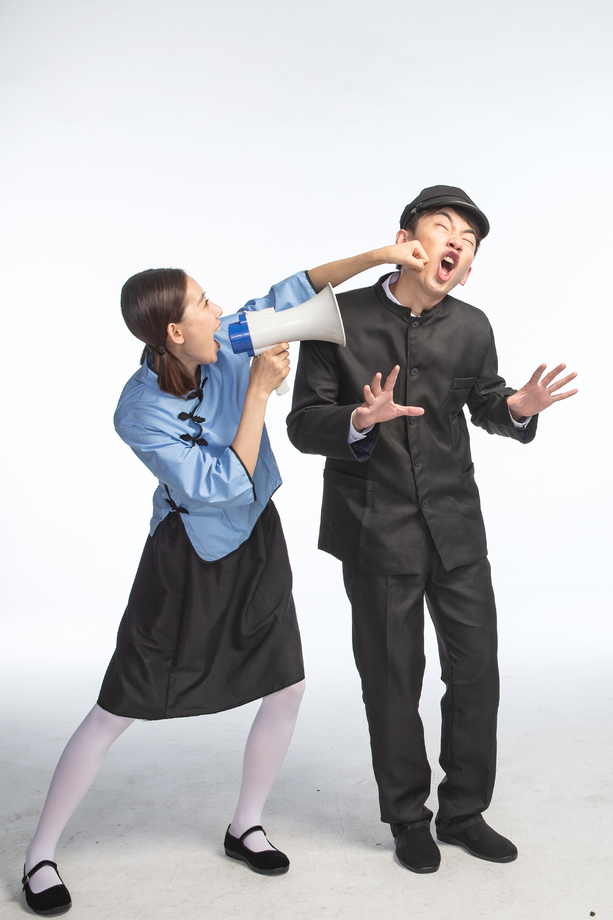 青年女人击打青年男人