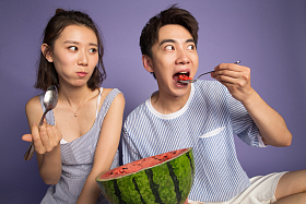 青年男女吃西瓜照片
